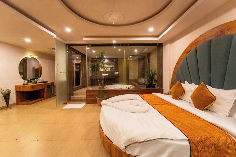 Grandeur Maharaja with Couple Jacuzzi Bathtub | Premium bedding, minibar, in-room safe, desk