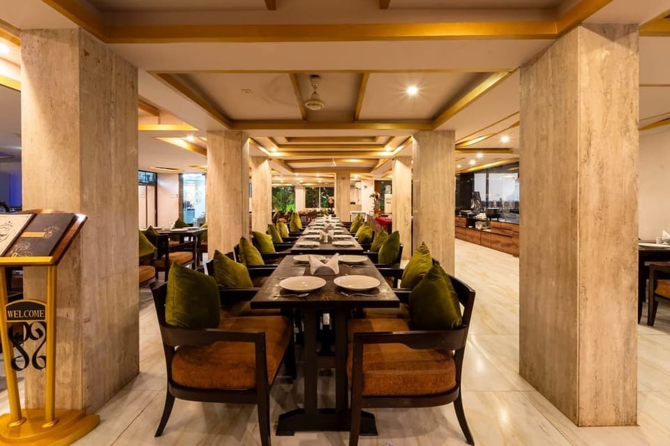 2 restaurants; breakfast, lunch, and dinner served