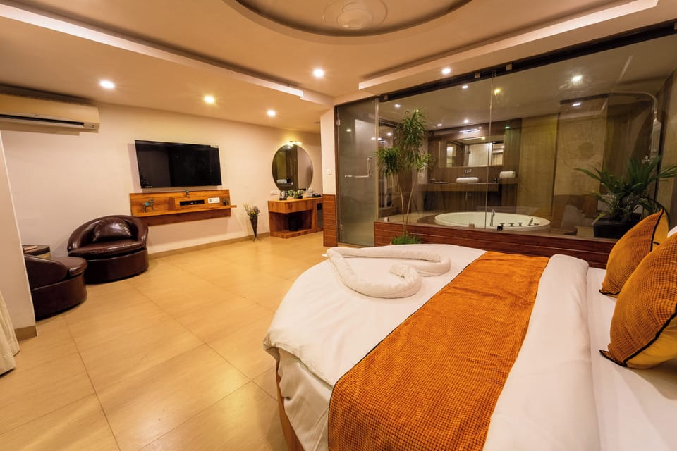 Grandeur Maharaja with Couple Jacuzzi Bathtub | Premium bedding, minibar, in-room safe, desk