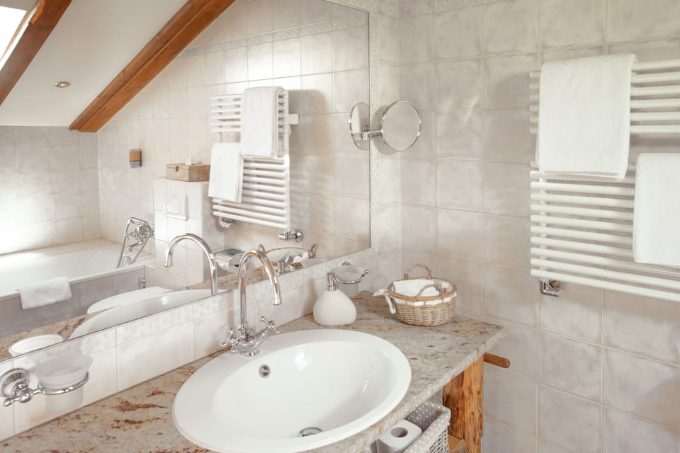 Junior Suite | Bathroom | Shower, free toiletries, hair dryer, towels