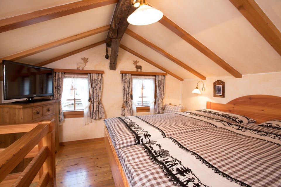 Traditional Cottage, Annex Building (Stadel - low ceiling 1,80m) | Down comforters, in-room safe, desk, soundproofing
