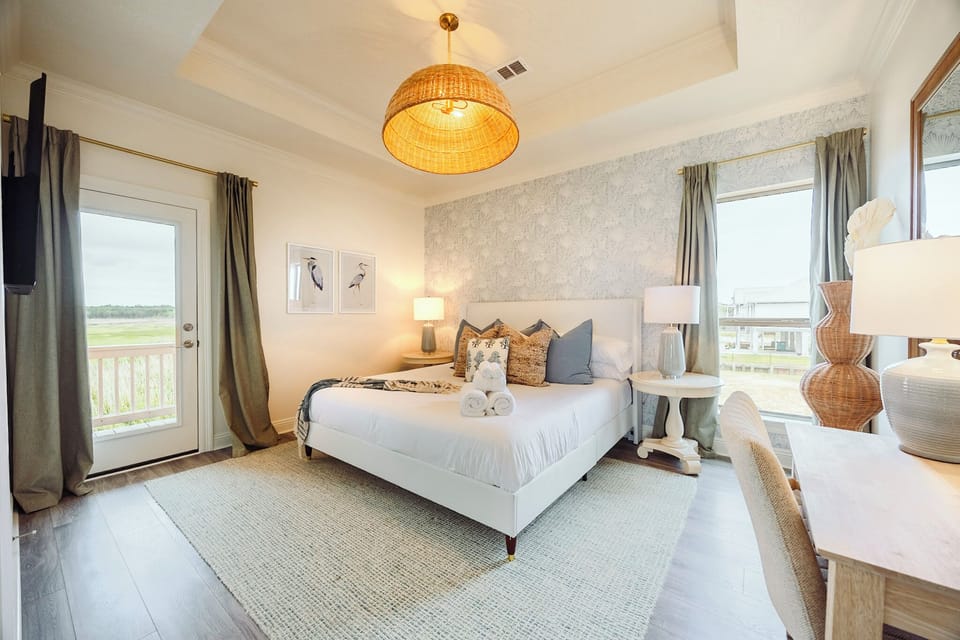 Bedroom 1. Get your best nights sleep ever with king size Helix Sleep luxury mattress, Brooklinen percale sheets and Beckham Hotel Collection down alternative and memory foam pillows.