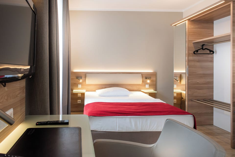 Business Single Room | Hypo-allergenic bedding, in-room safe, individually decorated