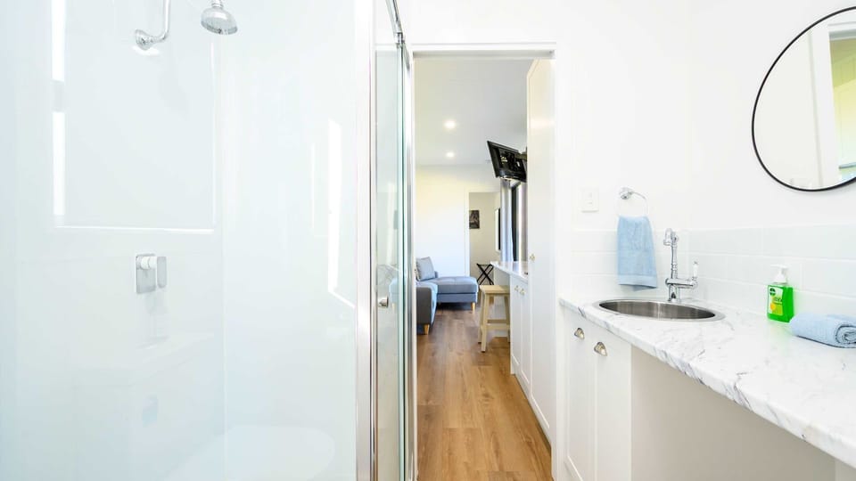 Dual-entry bathroom