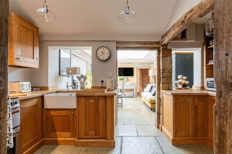 Honeysuckle Cottage Kitchen - StayCotswold