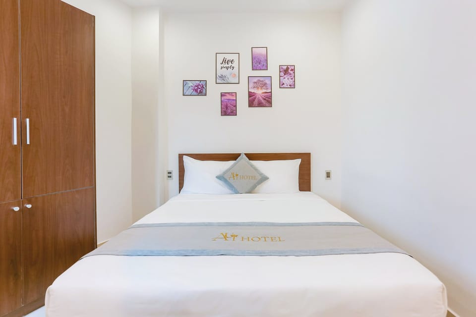 Basic Single Room, Courtyard View | Desk, laptop workspace, blackout drapes, soundproofing