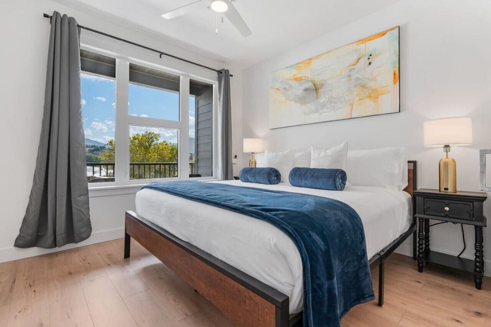 King Bedroom beautifully designed. 55`TV. Extremely comfortable with an attached bathroom and walk in closet.