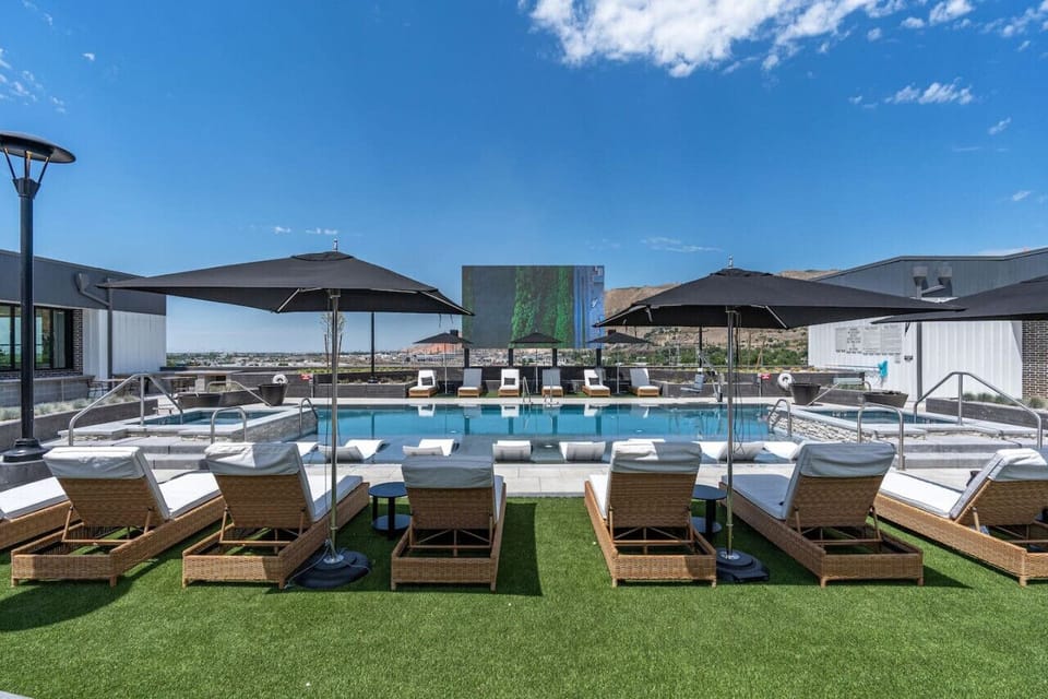 Rooftop swimming pool, 2 hot tubs and one HUGE JUMBOTRON for your entertainment.