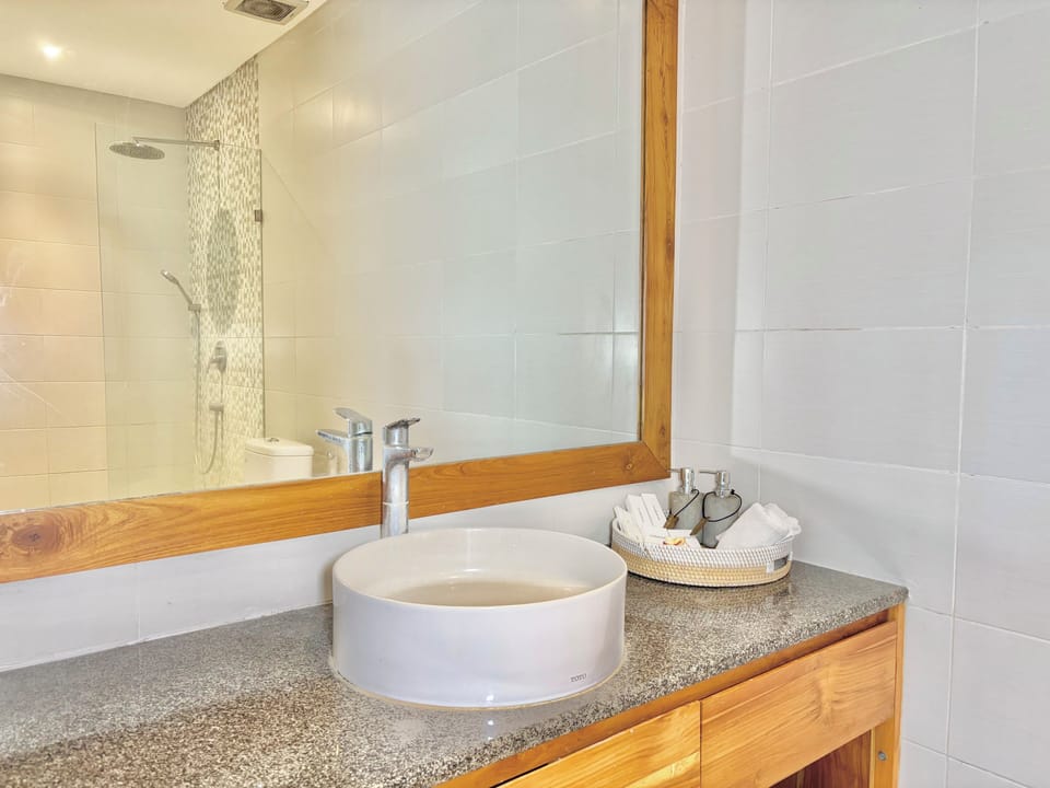 Superior Double Room, Pool View | Bathroom | Shower, towels, soap, shampoo