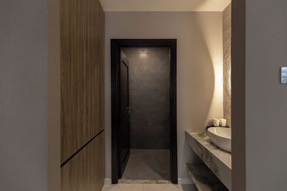 Basic Shared Dormitory | Bathroom | Rainfall showerhead, free toiletries, hair dryer, slippers