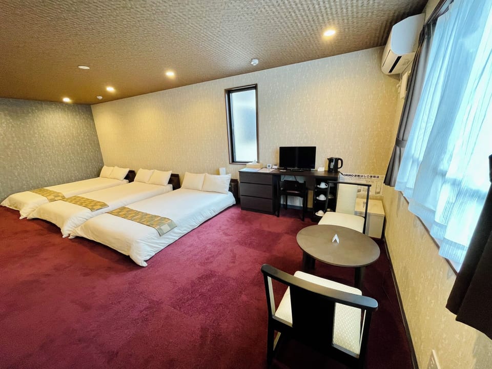 Triple Room | Desk, free WiFi
