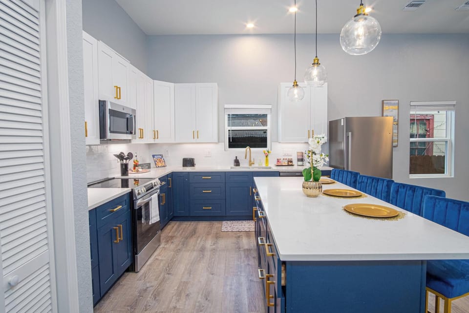 House (4 Bedrooms) | Private kitchen | Microwave, oven, stovetop, coffee/tea maker