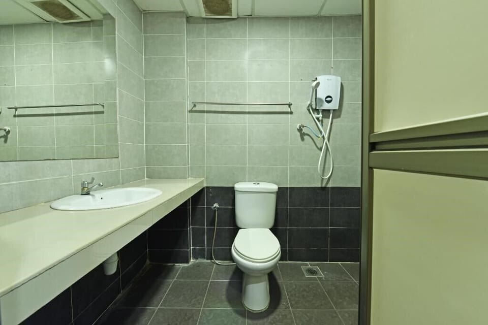 Family Quadruple Room, City View | Bathroom | Shower, free toiletries, hair dryer, bidet