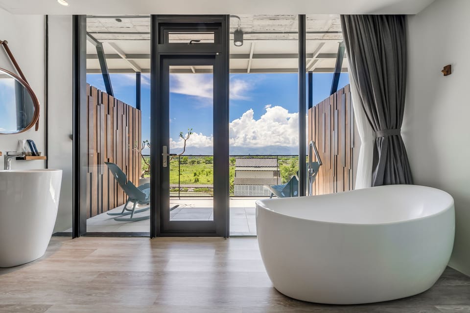 Deluxe King Room | Bathroom | Separate tub and shower, hair dryer, slippers, towels