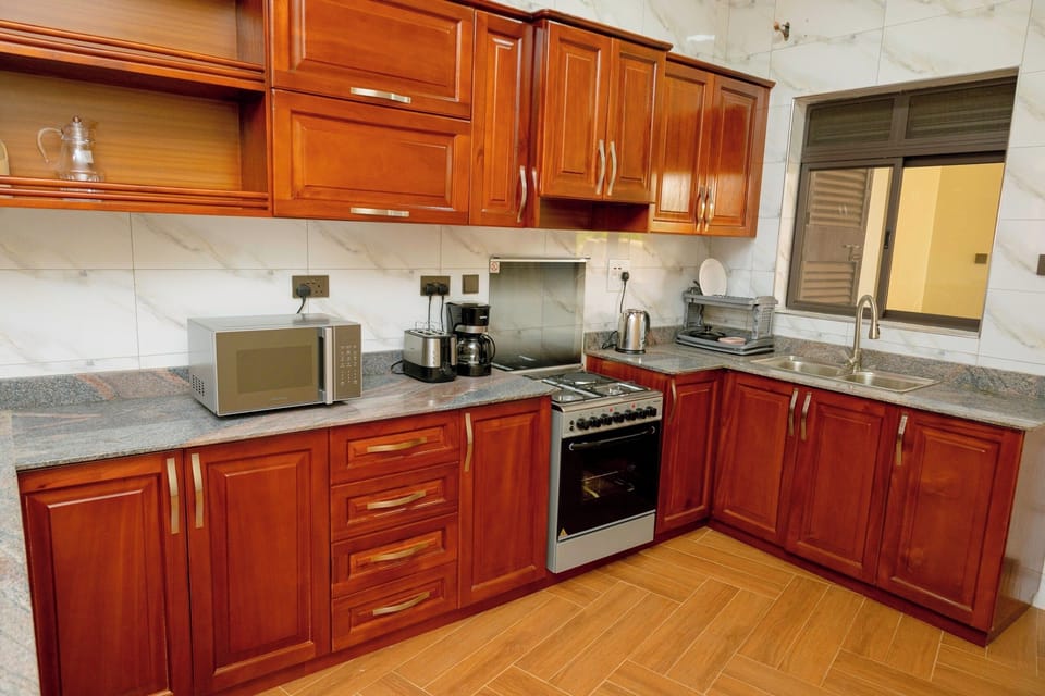 Deluxe Apartment, City View | Private kitchen | Microwave, cookware/dishes/utensils