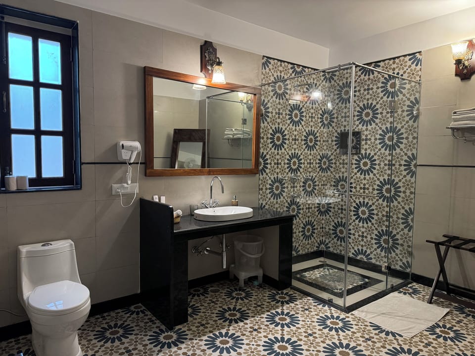 Luxury Cottage, Garden View | Bathroom | Shower, free toiletries, hair dryer, slippers