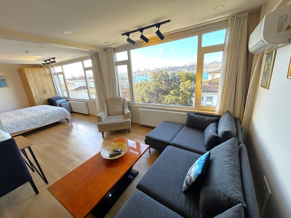 Deluxe Suite, Sea View | Living area | 40-inch Smart TV with satellite channels, Netflix, Hulu