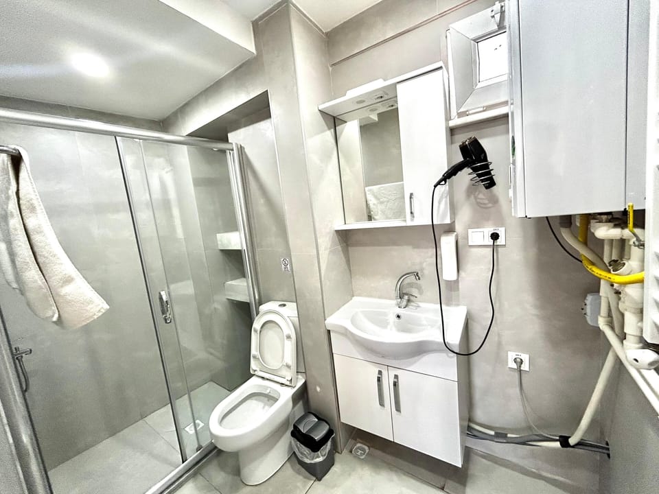 Shower, rainfall showerhead, free toiletries, hair dryer