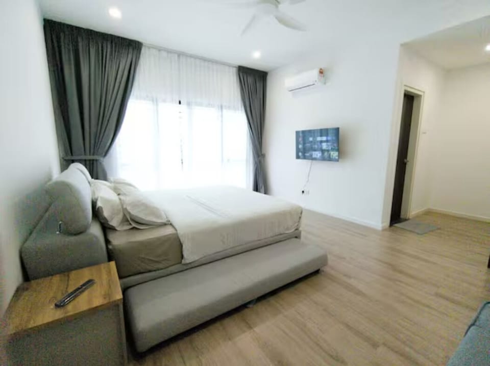 4 bedrooms, blackout drapes, iron/ironing board, free WiFi