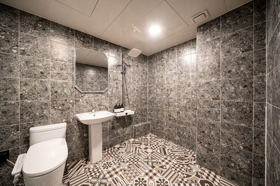 Deluxe Twin Room, City View | Bathroom | Hair dryer, bathrobes, slippers, towels