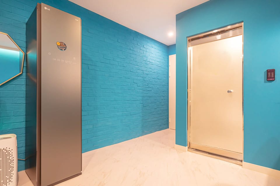 Business Double Room, City View | Living area | TV