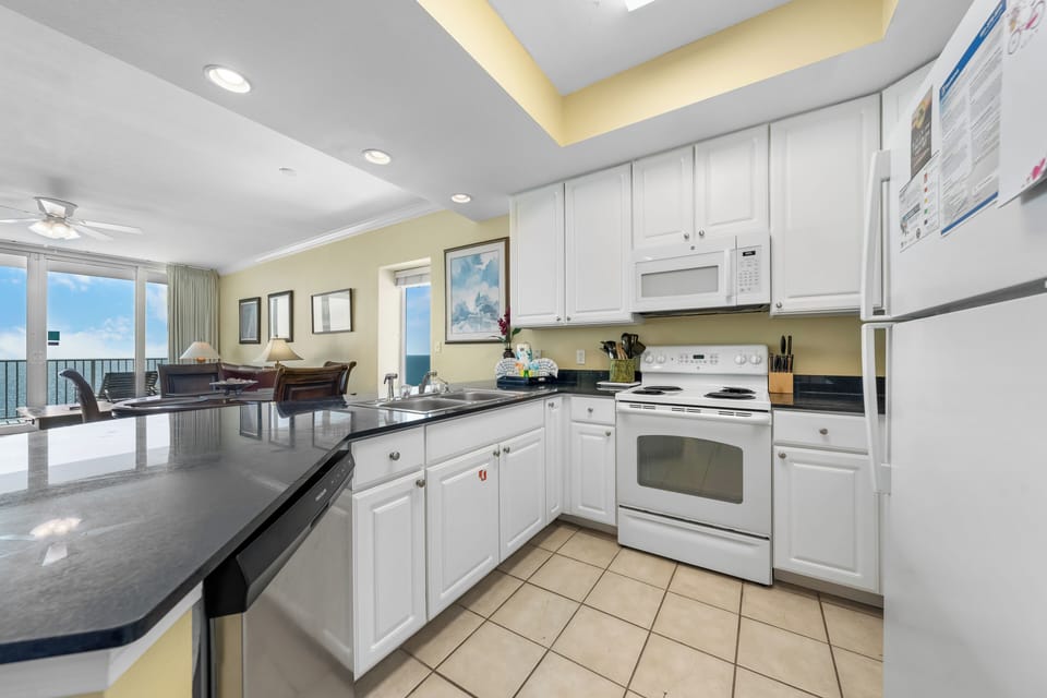 Comfort Condo, Beach View, Beachfront | Private kitchen | Fridge, microwave, oven, stovetop