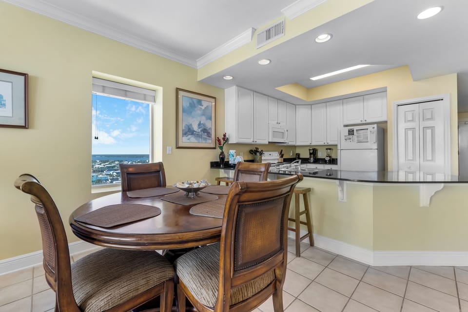 Comfort Condo, Beach View, Beachfront | In-room dining