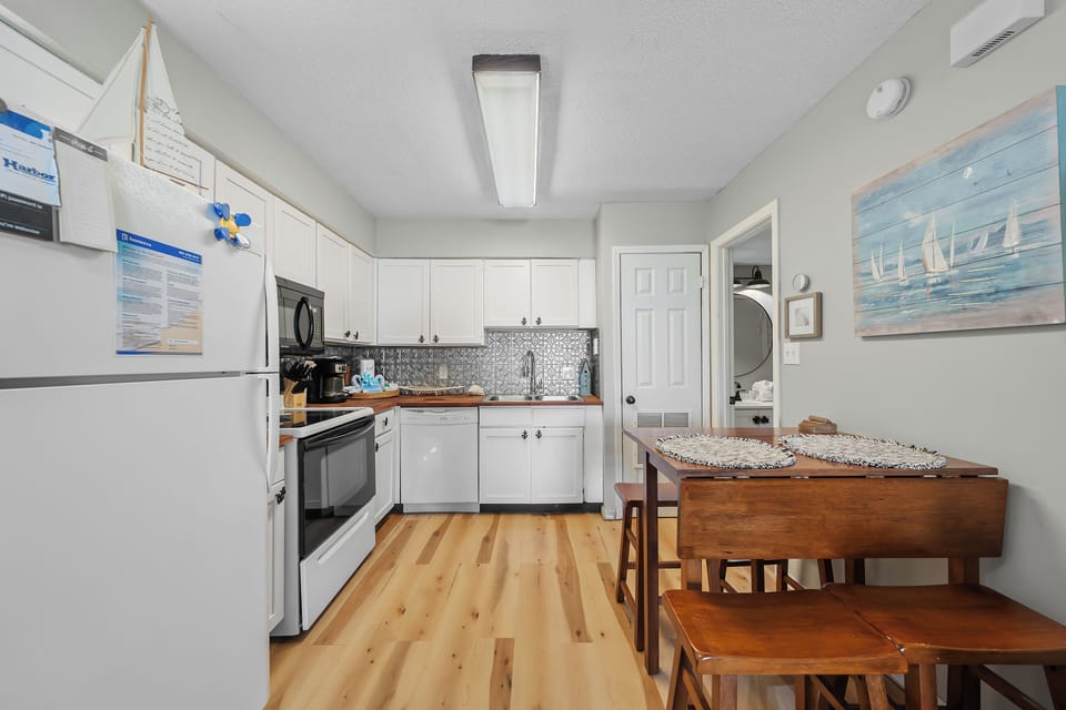 Signature Condo, 1 Bedroom, Non Smoking, Kitchen | Private kitchen | Fridge, microwave, oven, stovetop