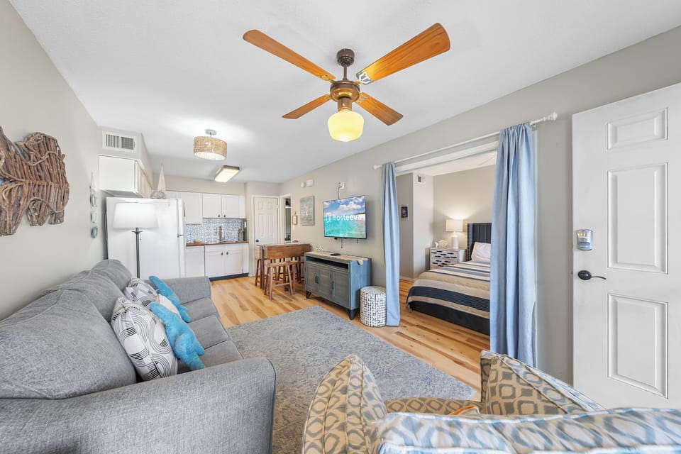 Signature Condo, 1 Bedroom, Non Smoking, Kitchen | Living room | 42-inch Smart TV with cable channels
