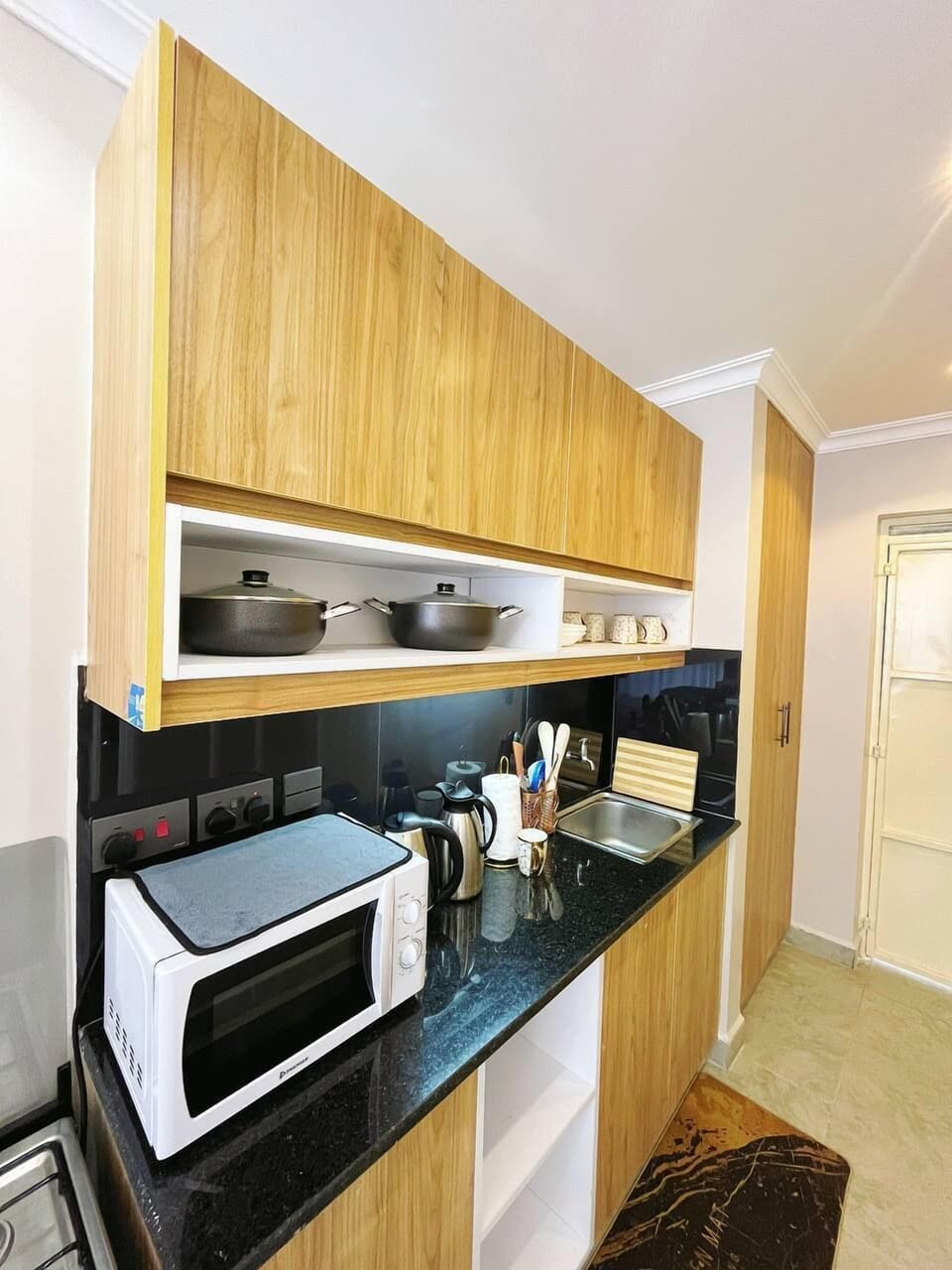 Deluxe Studio Suite, City View | Private kitchen | Microwave, cookware/dishes/utensils