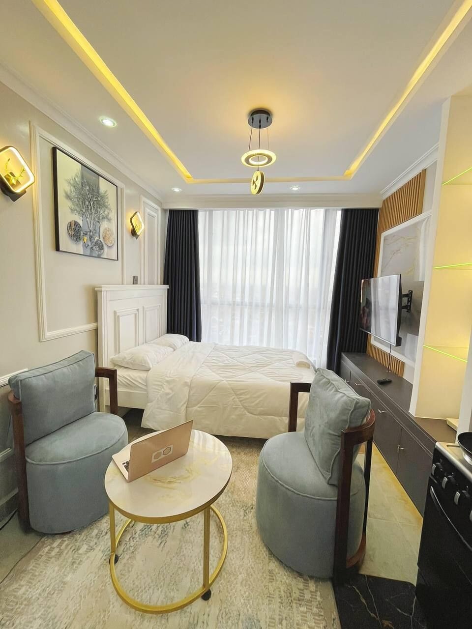 Deluxe Studio Suite, City View | Living area | 24-inch Smart TV with digital channels