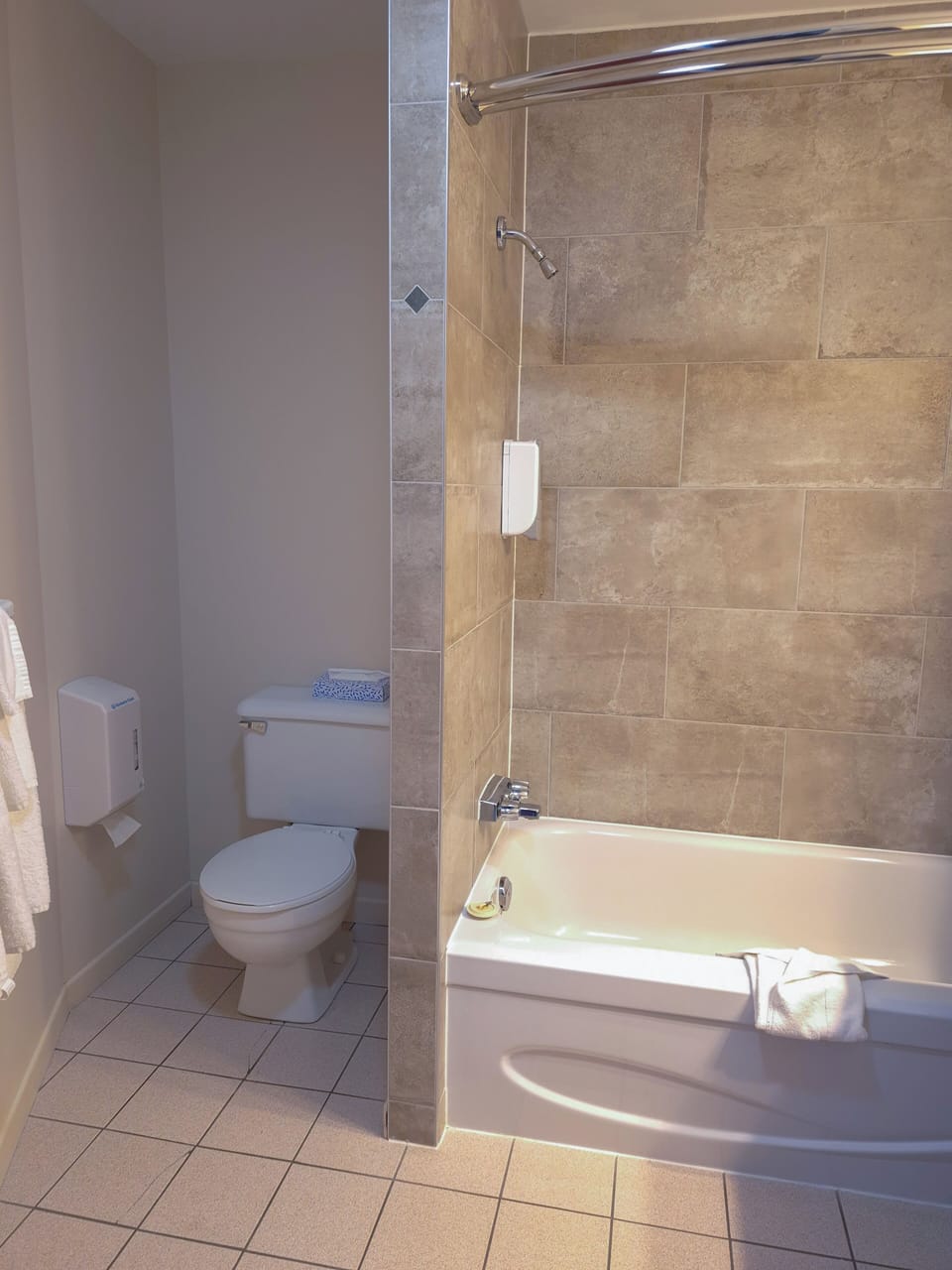 Standard Room, 1 Queen Bed | Bathroom | Combined shower/tub, free toiletries, hair dryer, towels