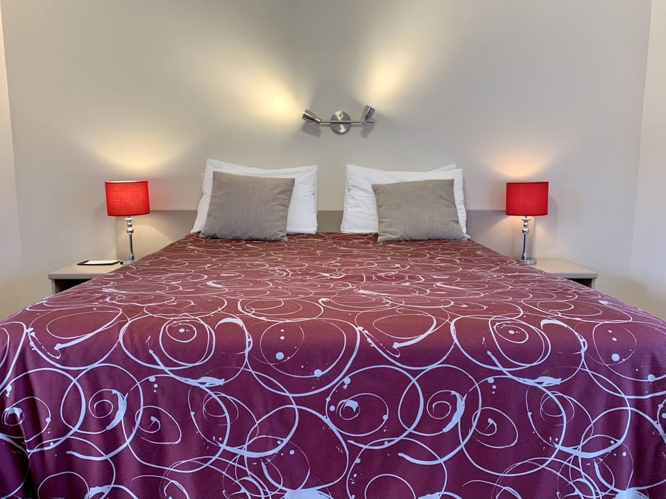 Standard Room, 1 Queen Bed | Bathroom | Combined shower/tub, free toiletries, hair dryer, towels