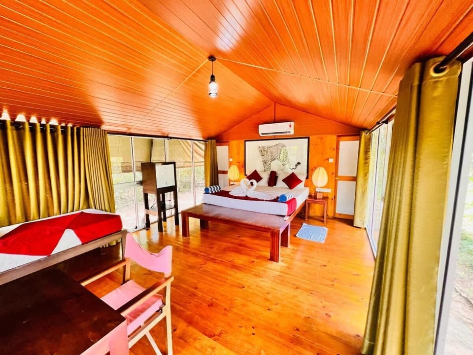 Deluxe Double Room, Garden View | In-room dining