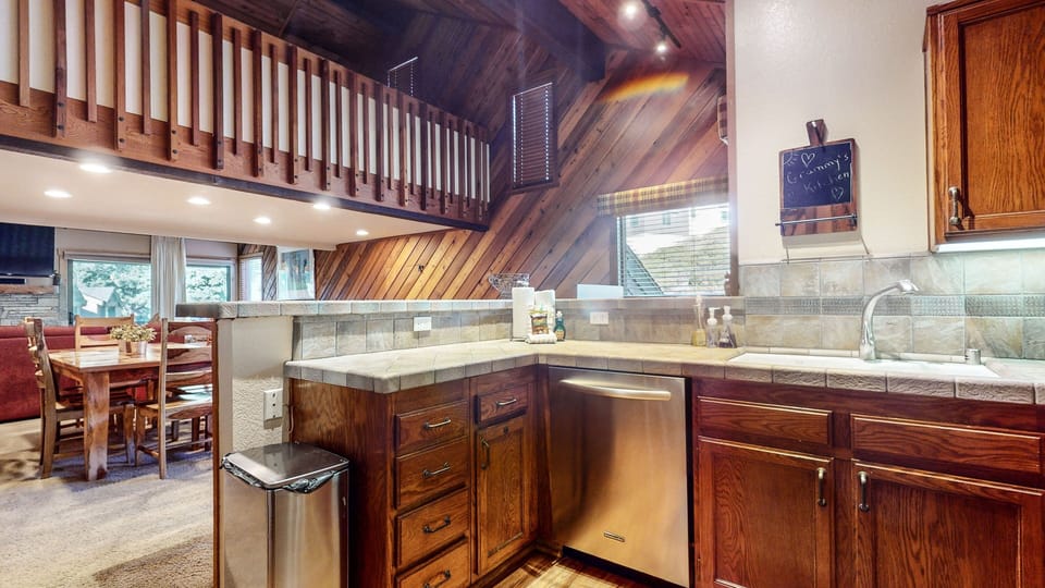 Condo, 3 Bedrooms | Private kitchen | Coffee/tea maker, fridge, oven, toaster