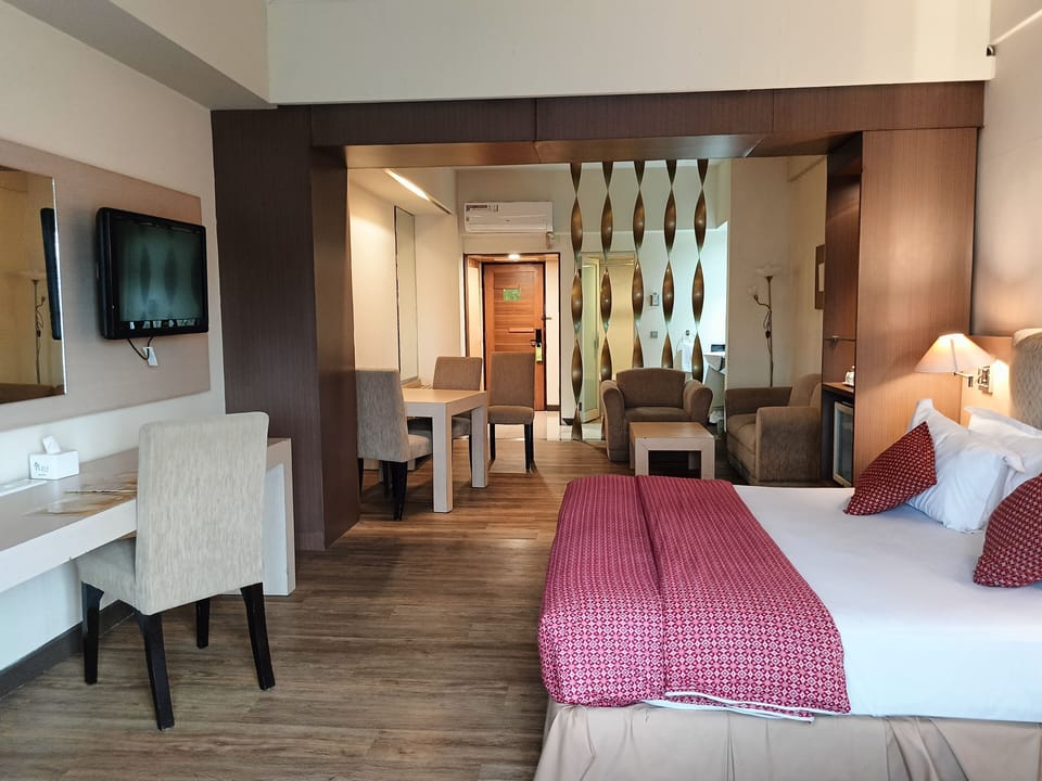Executive Suite | Desk, laptop workspace, blackout drapes, free WiFi