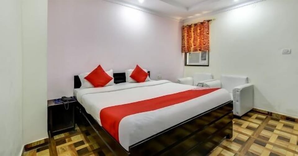 Comfort Single Room | Laptop workspace, free WiFi