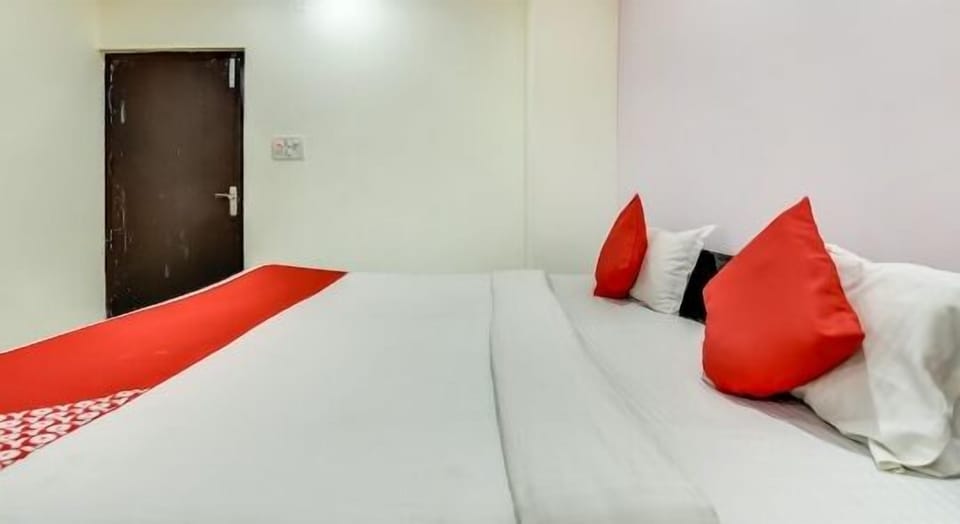Comfort Single Room | Laptop workspace, free WiFi