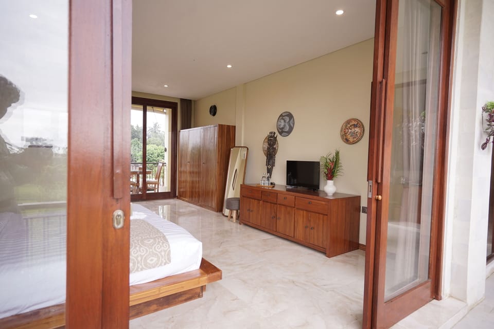 Superior Double Room, 1 King Bed, Balcony, Hill View | Premium bedding, down comforters, pillowtop beds, minibar