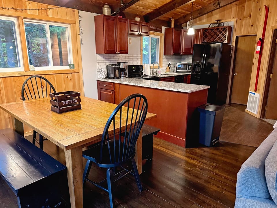 Open dining area with seating for 8 – ideal for family ski trips and group dinners.