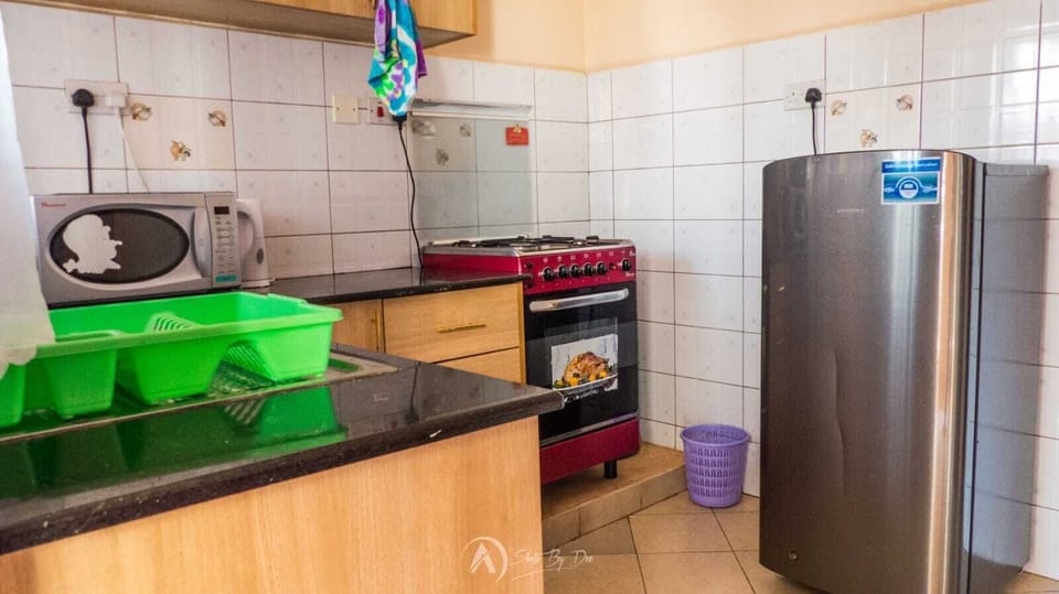 Comfort Apartment, City View | Private kitchen | Fridge, microwave, oven, cookware/dishes/utensils