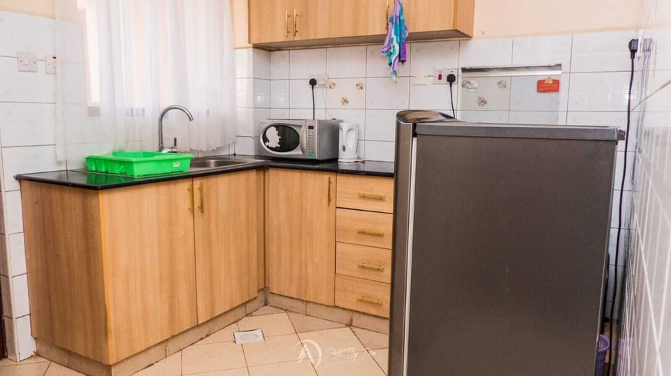 Comfort Apartment, City View | Private kitchen | Fridge, microwave, oven, cookware/dishes/utensils