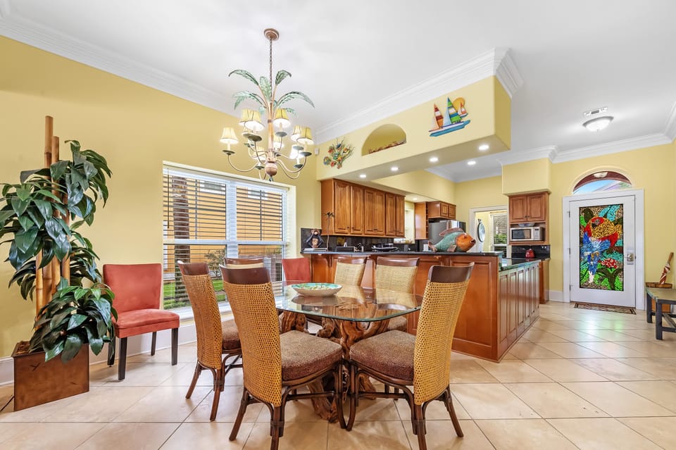 House, Multiple Beds (Red Retreat) | Dining