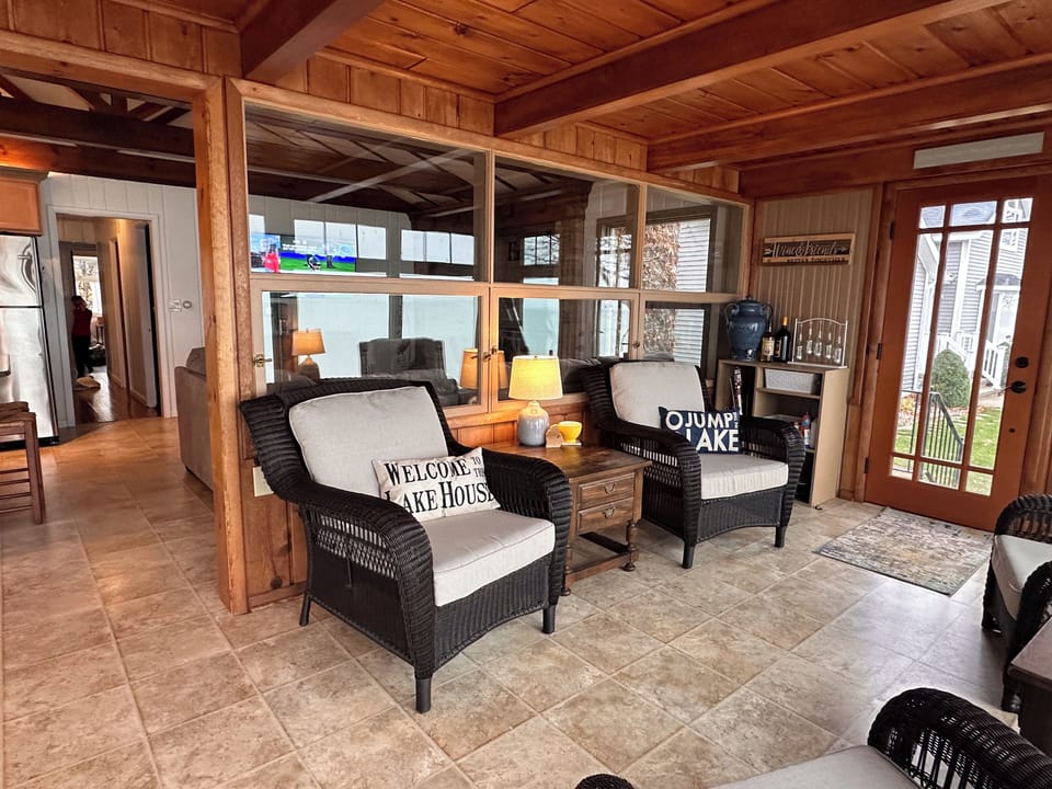 4 chairs to enjoy the view. 