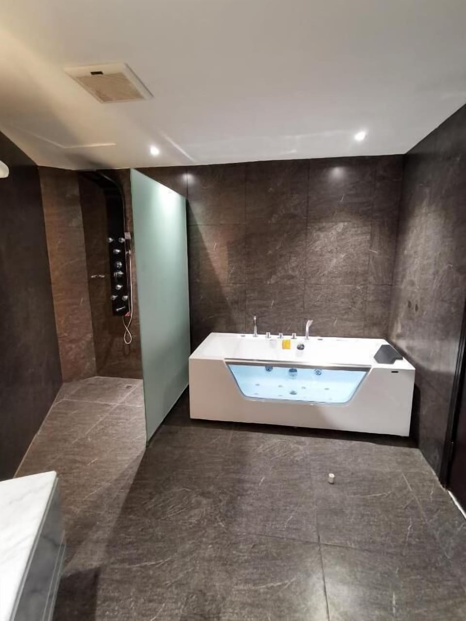 Honeymoon Suite | Bathroom | Free toiletries, hair dryer, towels, soap