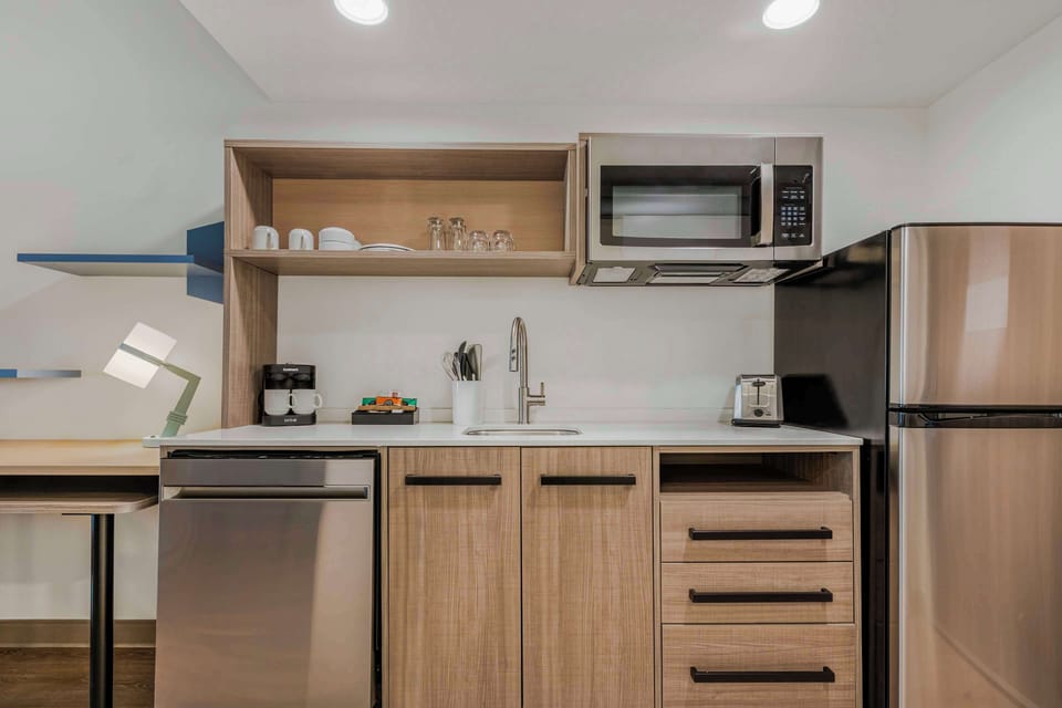 Full-size fridge, microwave, coffee/tea maker, cookware/dishes/utensils