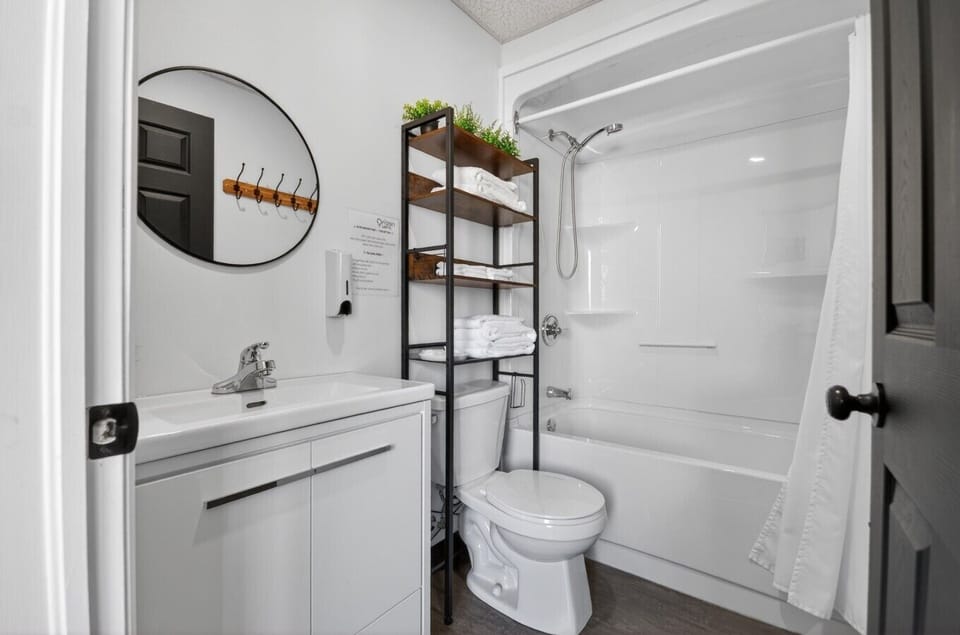 Salle de bain avec bain/douche