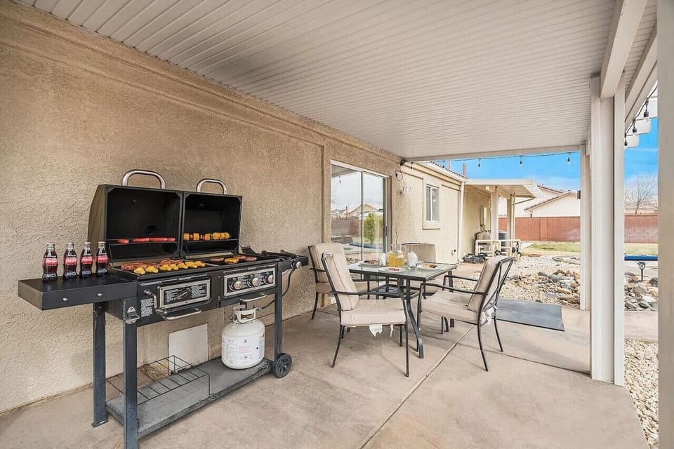 Private Backyard - Pool, Spa, Sun Loungers, Firepit, Outdoor dining, BBQ, Fully Fenced!