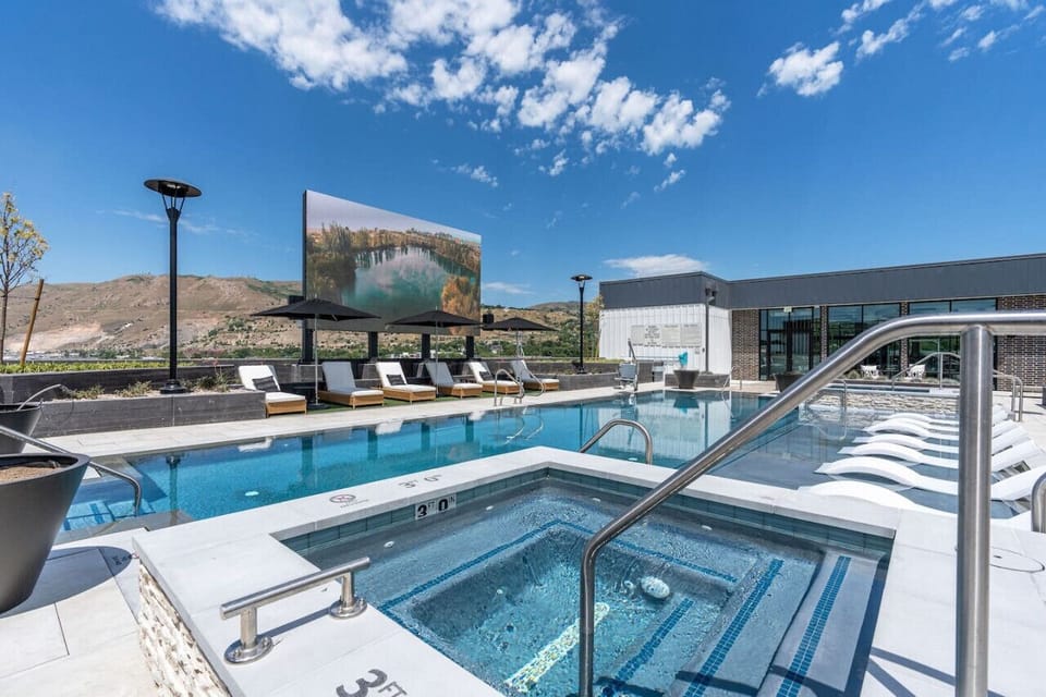 Rooftop swimming pool, 2 hot tubs and one HUGE JUMBOTRON for your entertainment.