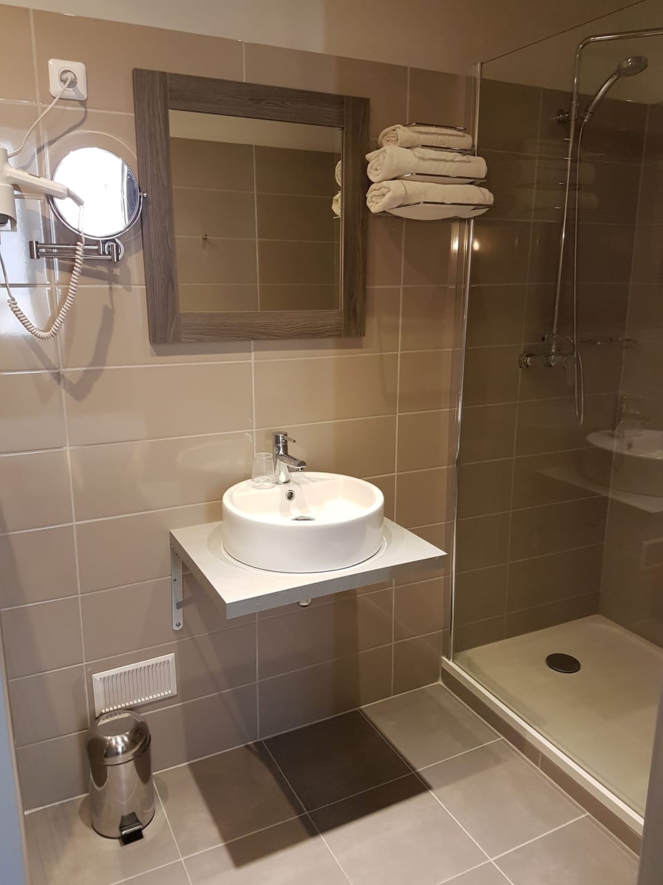 Combined shower/tub, free toiletries, hair dryer, bidet